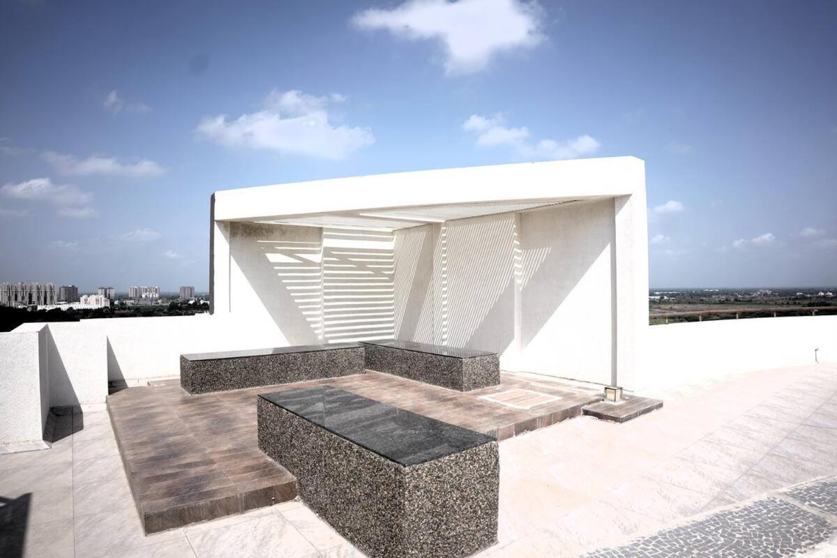 7 Seasons Palm Suite With Sky Orbit, Balcony, Swimming Pool, Wifi, Playground Rajkot Exterior foto
